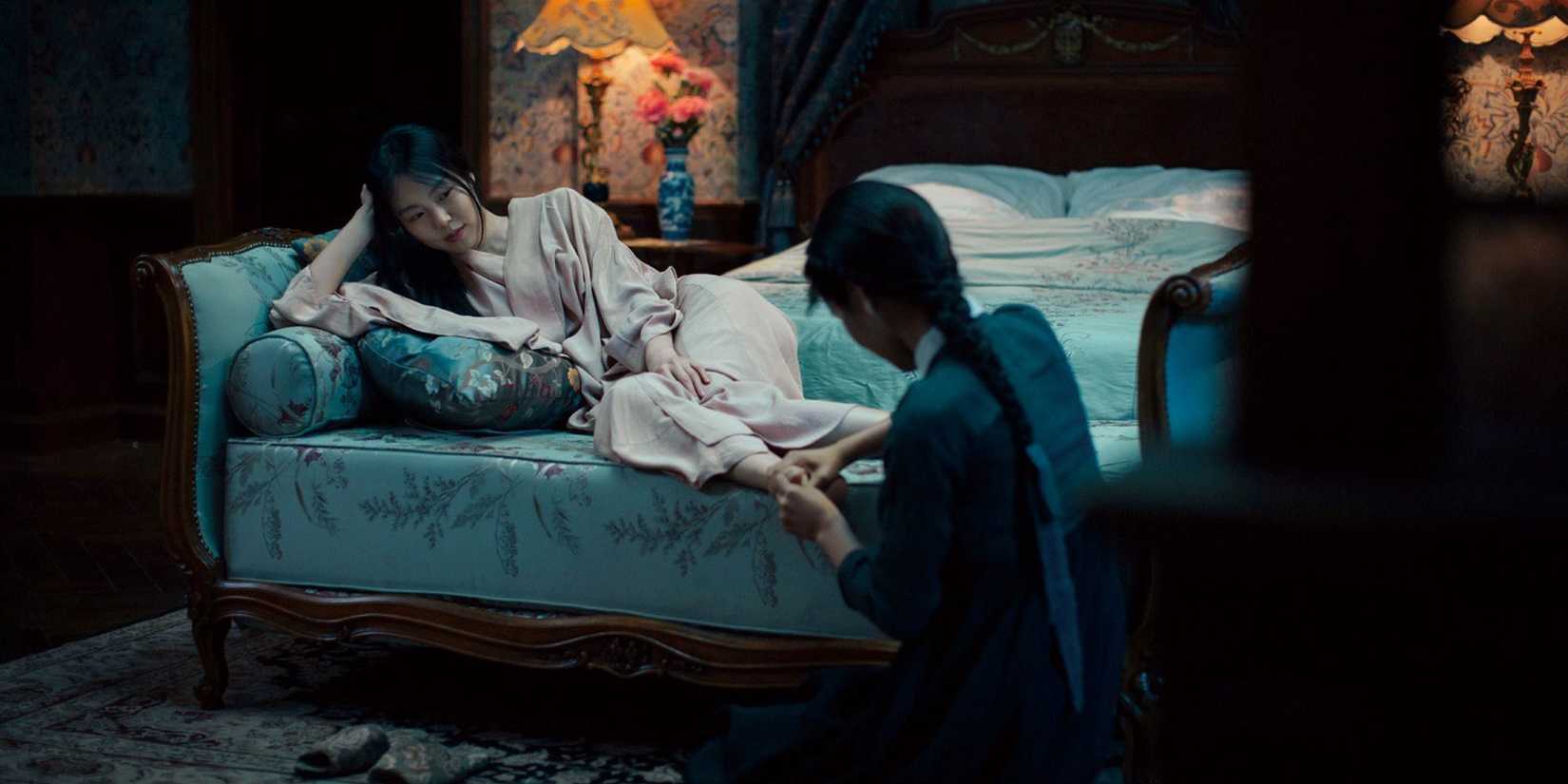 Kim Tae-Ri sebagai Sook-Hee memijat kaki Kim Min-hee sebagai Lady Hideko di 'The Handmaiden'.