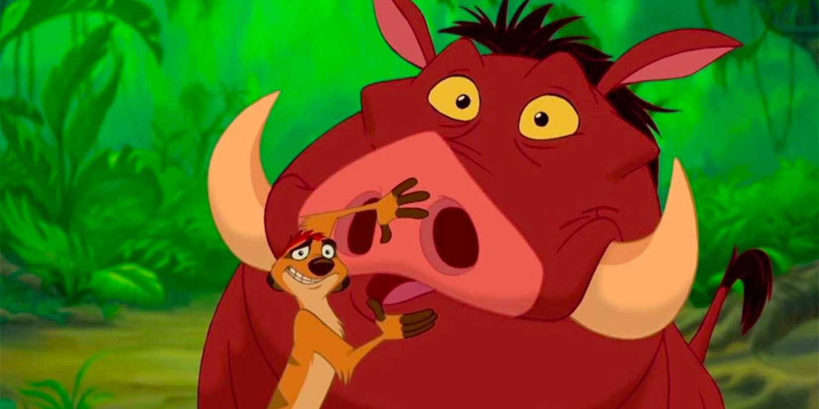Timons (Nathan Lane), kas pārklāj Pumbaa (Ernie Sabella) mute lauvu karalī