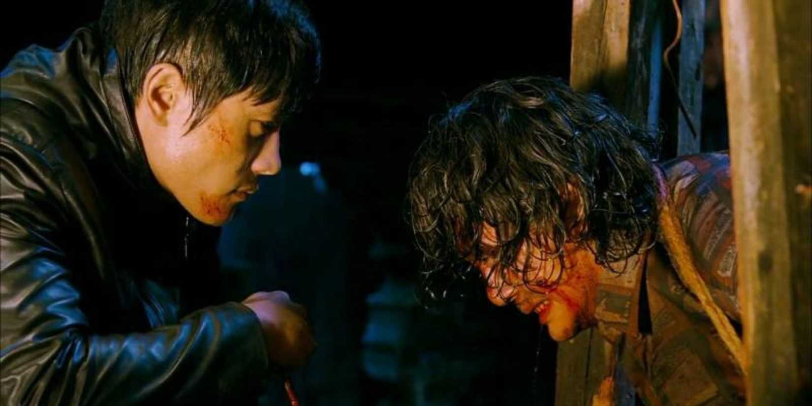 Lee Byung-hun tormenting Choi Min-sik in I Saw the Devil