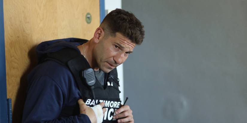 Petugas Wayne Jenkins (Jon Bernthal) bersandar di dinding di We Own This City.