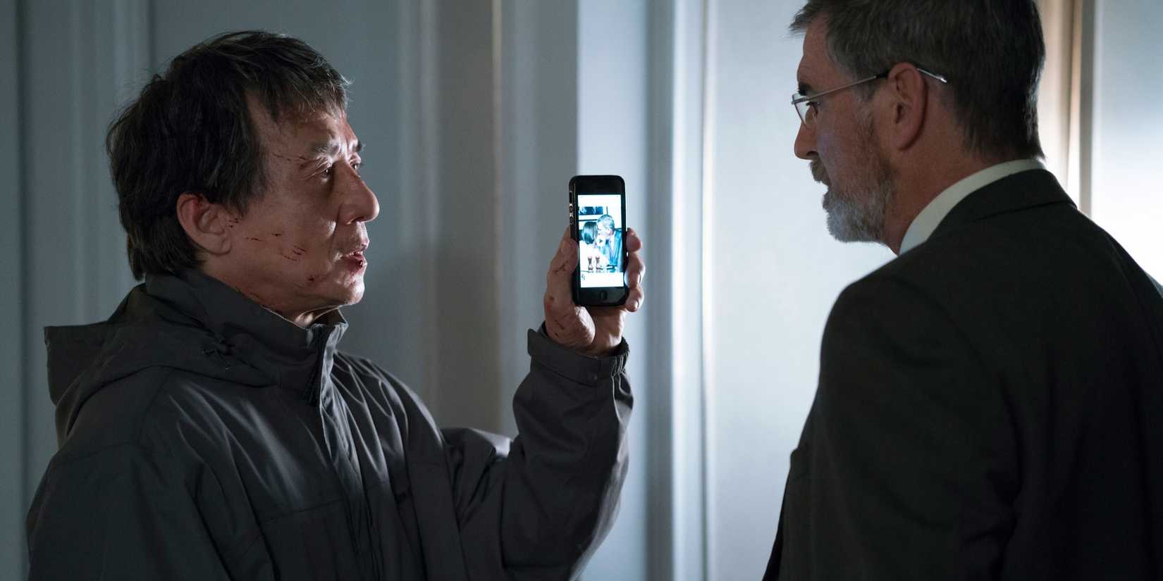 Jackie Chan enfrenta Pierce Brosnan no estrangeiro (2017).