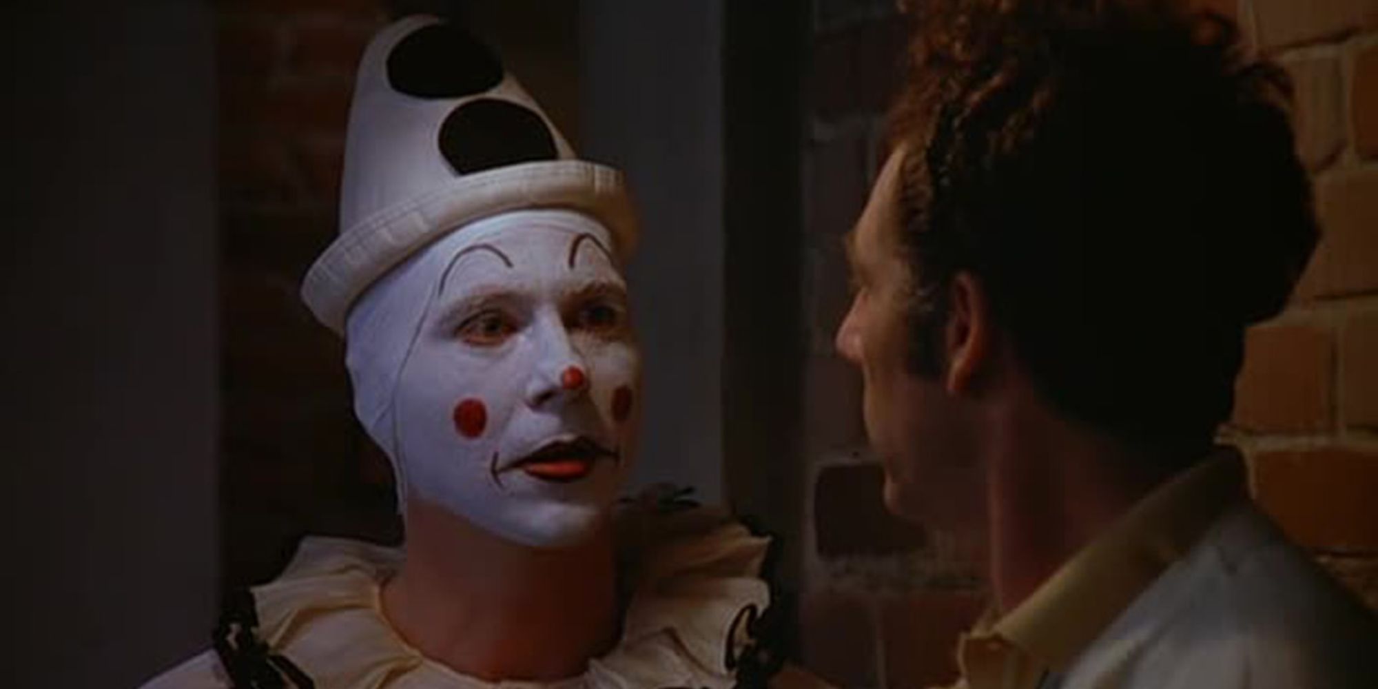 Joe Davola vestido de payaso en el episodio de 'Seinfeld' asusta a Kramer 