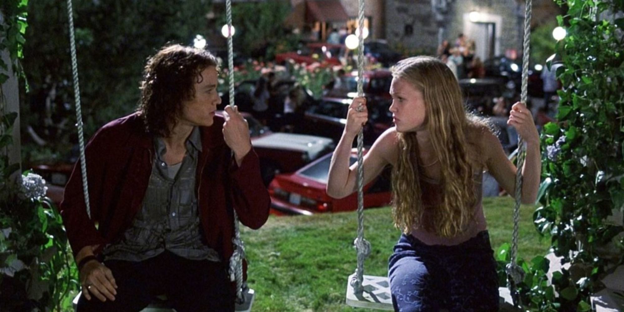 Heath Ledger and Julia Stiles as Patrick and Kat talking on the swings in 10 Things I Hate About You.