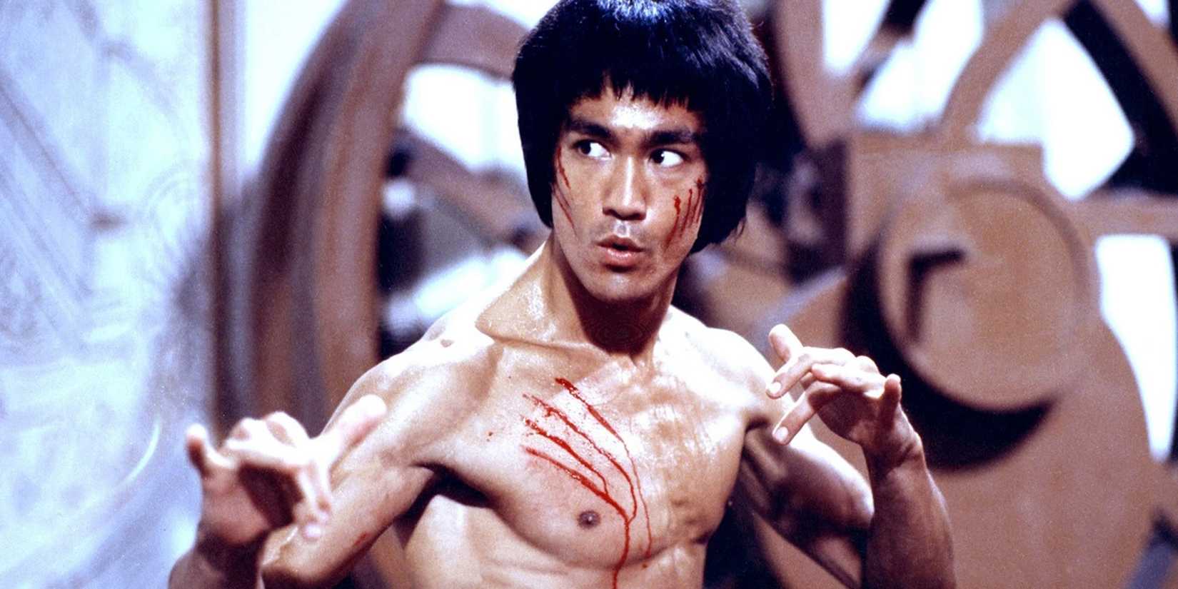 Bruce Lee in an figting stance in Enter The Dragon