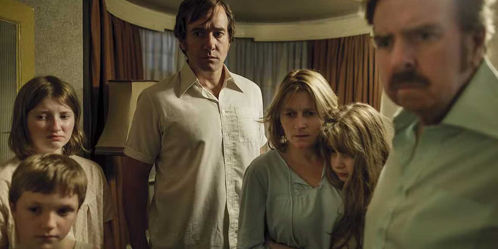 Um grupo olha para algo fora da câmera em The Enfield Haunting.
