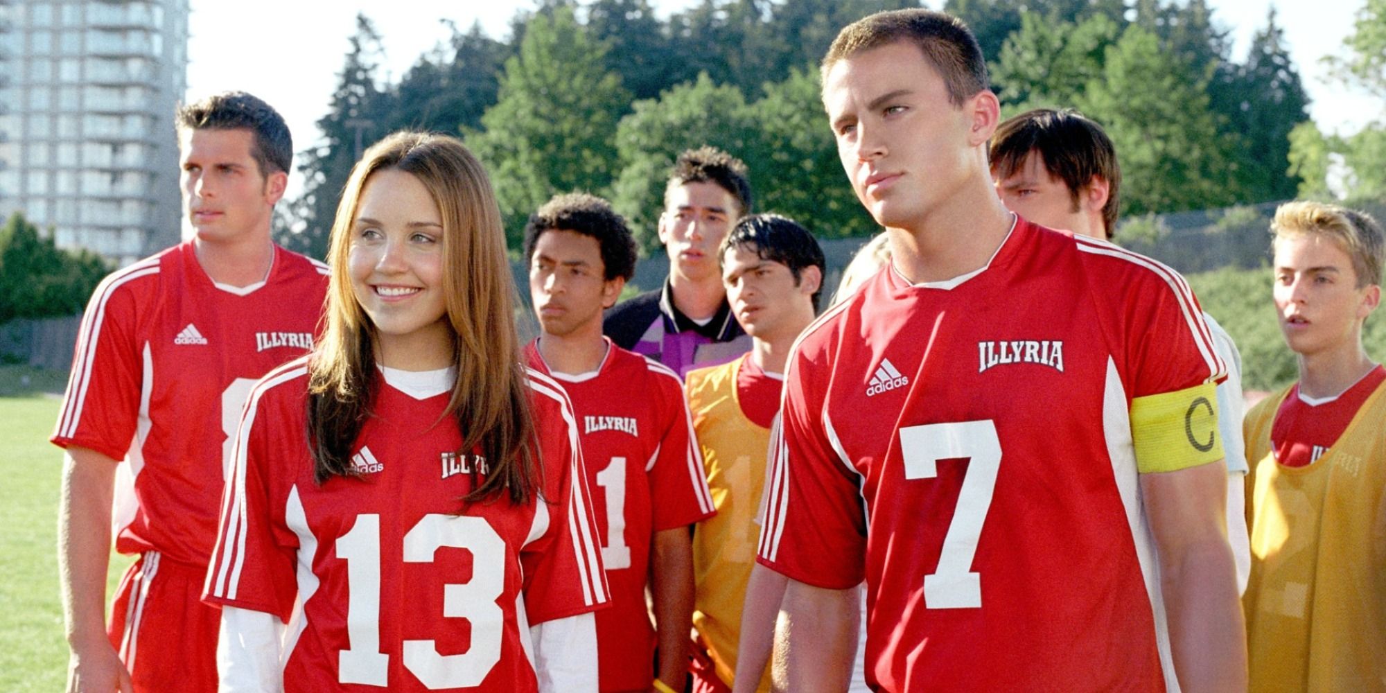 Amanda Bynes and Channing Tatum in soccer jerseys on the field