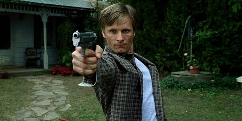 Viggo Mortensen holding a handgun in A History of Violence 