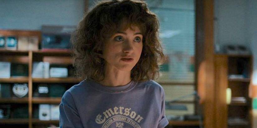 Nancy Wheeler portant une chemise Emerson violette dans des choses étrangères