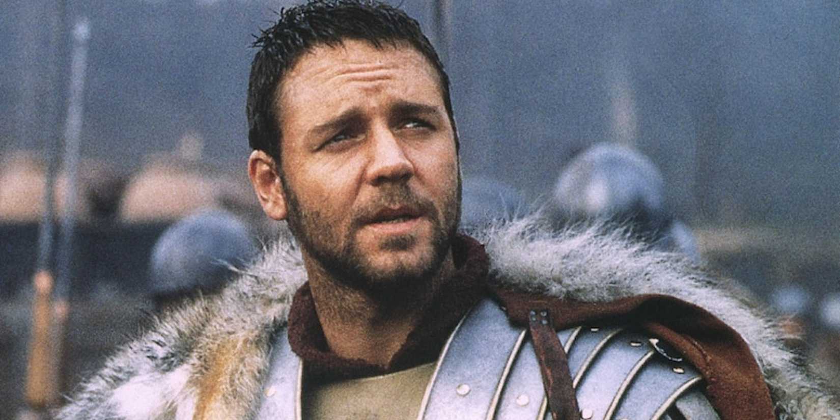 Russell Crowe's Maximus in his armor looking to the distance in Gladiator