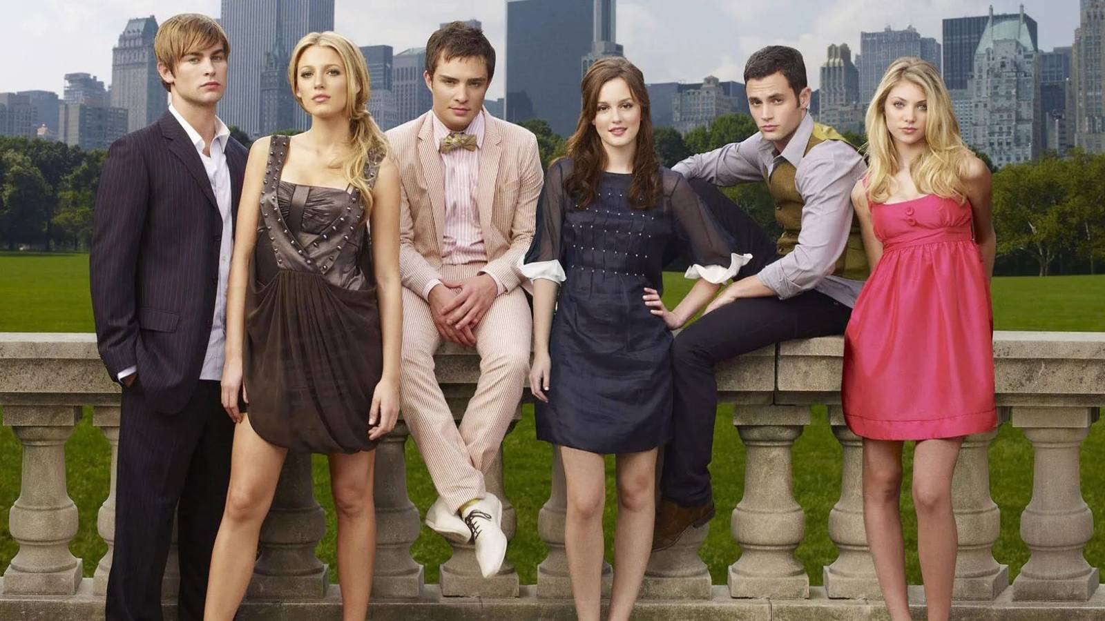 The cast of Gossip Girl standing together