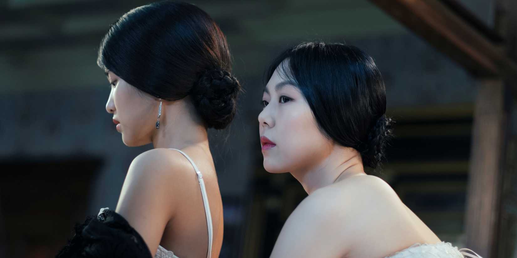 Sook-hee (Kim Trae-ri) and Lady Hideko (Kim Min-hee) playing dress-up together in The Handmaiden.