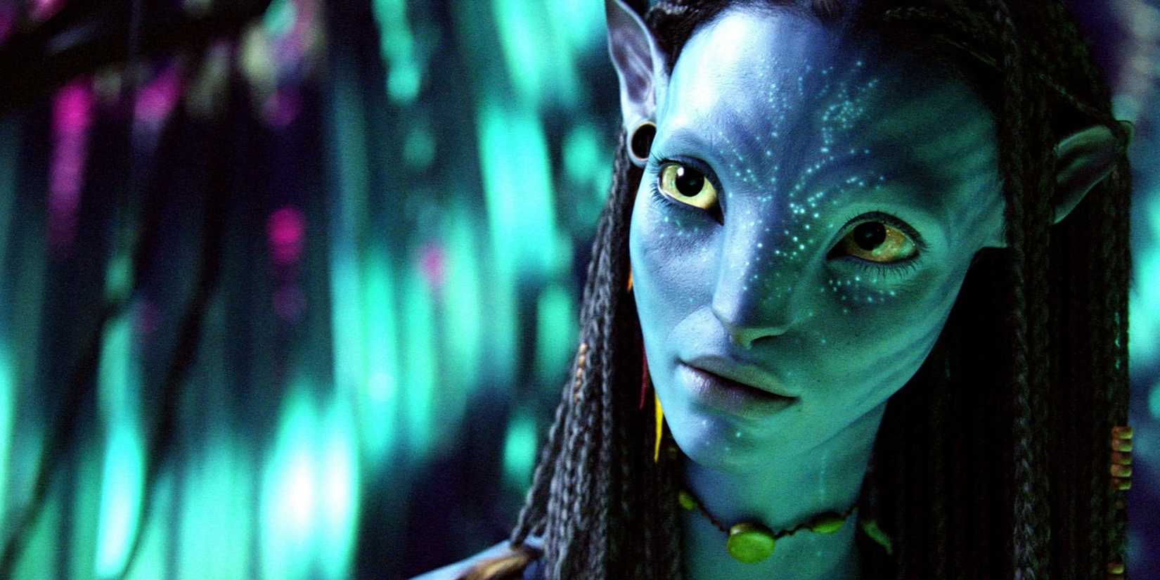 Neytiri looking intently at someone off-camera in Avatar