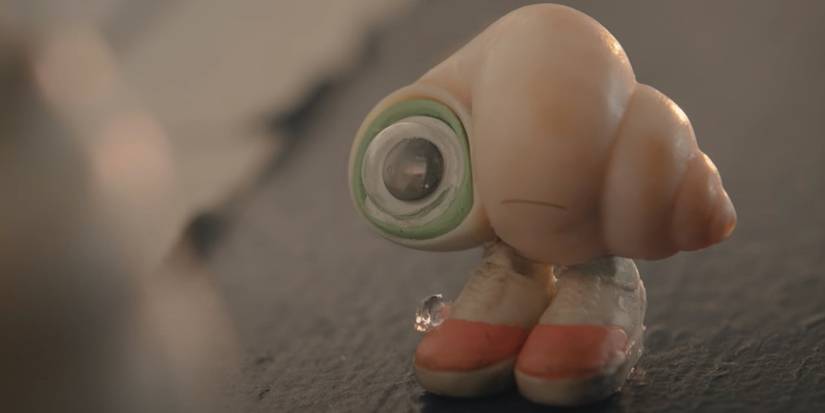 Marcel the shell standing on a desk in Marcel The Shell With Shoes On.