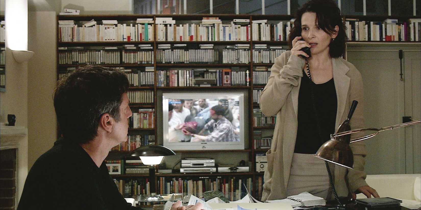 Daniel Auteuil and Juliette Binoche as Georges and Anne on the street in Caché