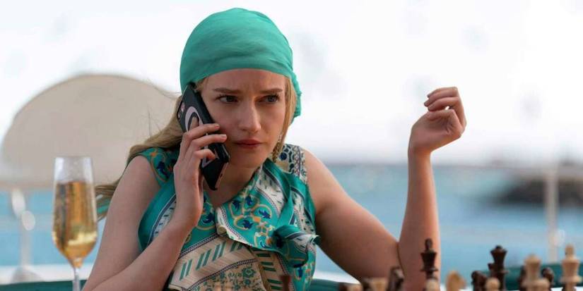 Julia Garner como Anna Sorokin em Inventing Anna.