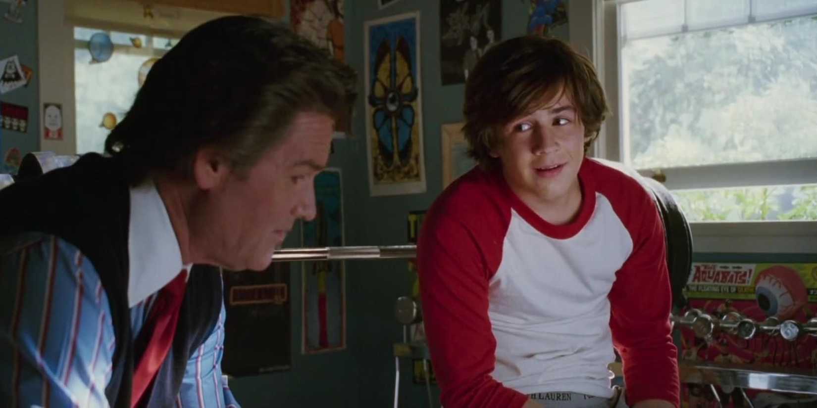 Will Stronghold (Michael Angarano) talking with his dad (Kurt Russell) in Sky High