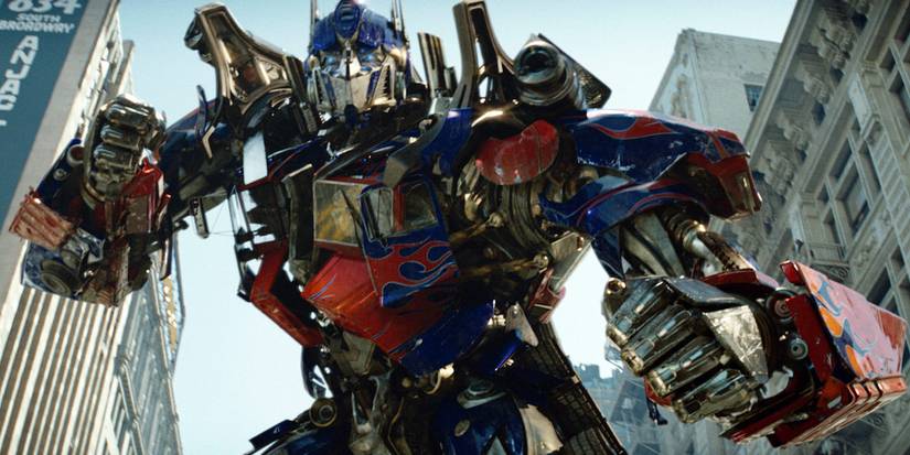 Optimus Prime ready for combat in 'Transformers' 2007