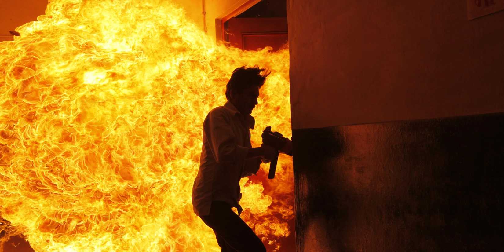 A man avoiding an explosion in Gangs of Wasseypur (2012)
