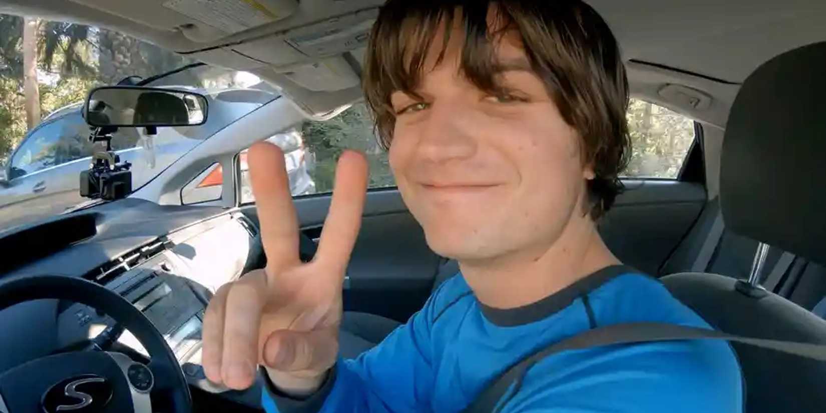 Joe Keery as Kurt Kunkle looking at the camera while holding his fingers up in a peace sign in Spree