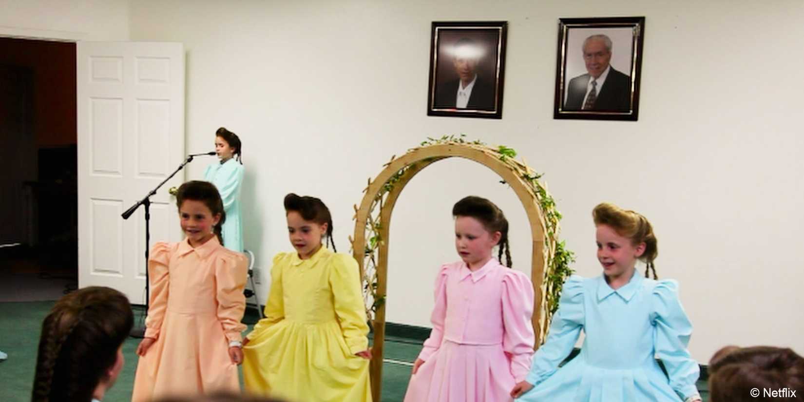 Mantengan-la-dulce-oración-y-escucha_niñas-con-vestidos-y-trenzas-pastel-frente-a-una-multitud-2