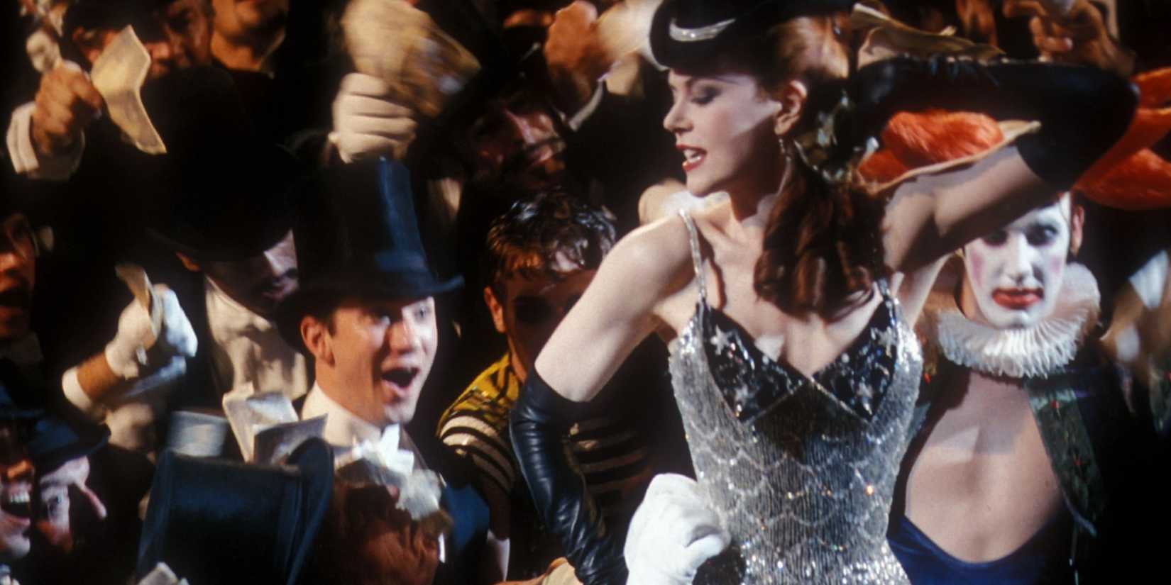 Nicole Kidman menari di hadapan penonton yang penuh dengan pria di Moulin Rouge.
