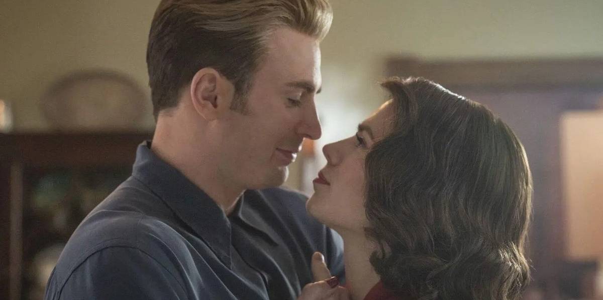 Steve Rogers e Peggy Carter em uma cena de romance.