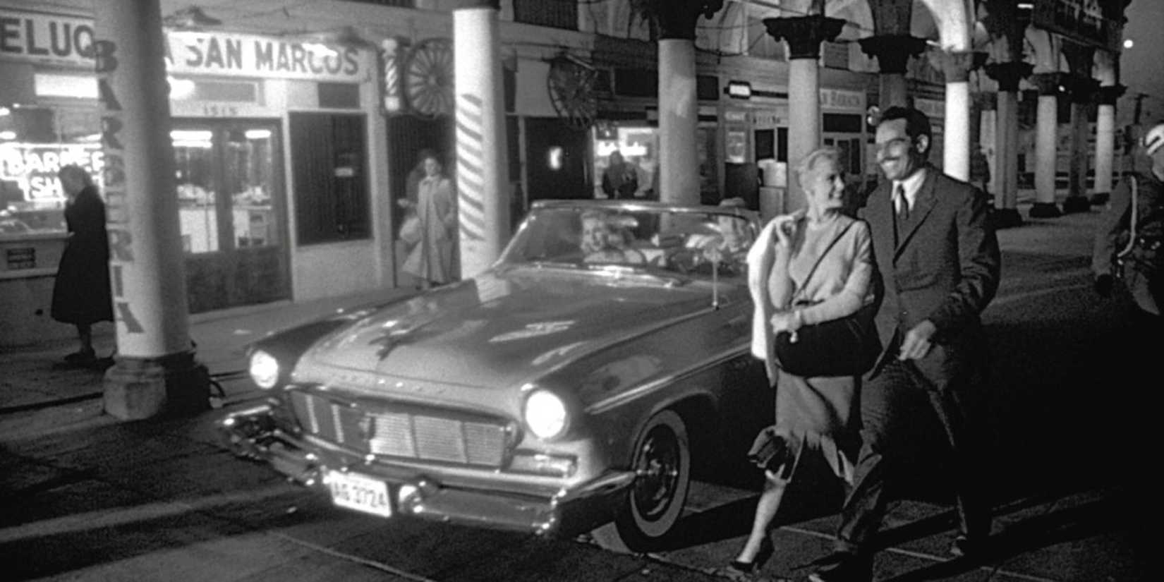 Miguel (Heston) and Susie (Leigh) walking down the street  