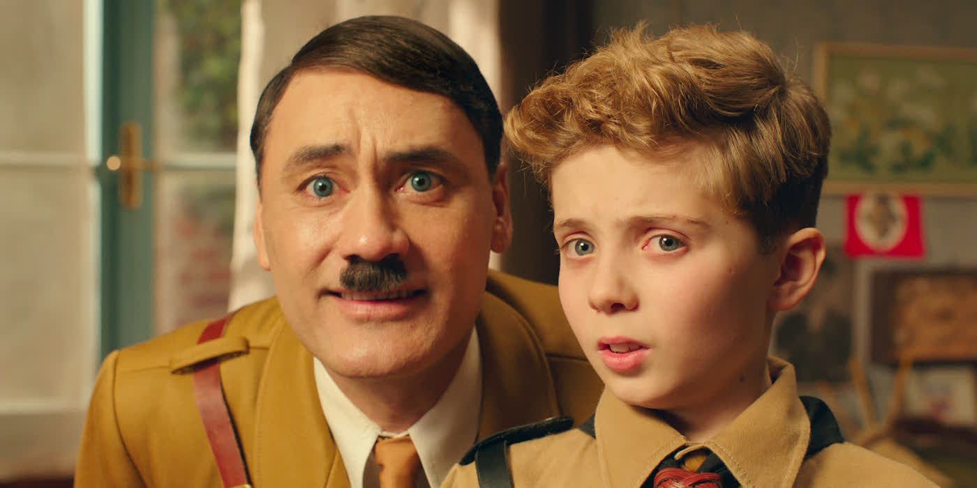 Adolf Hitler (Taika Waititi) ve JoJo (Roman Griffin Davis) doğrudan 'JoJo Rabbit' de ileriye bakarlar.