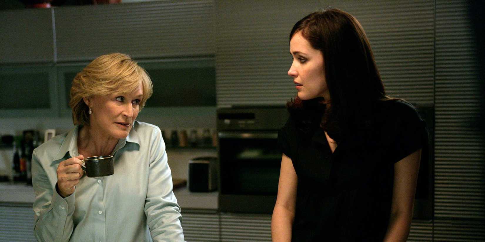Glenn Close un Ellen Parsons sarunājās viens ar otru zaudējumos.