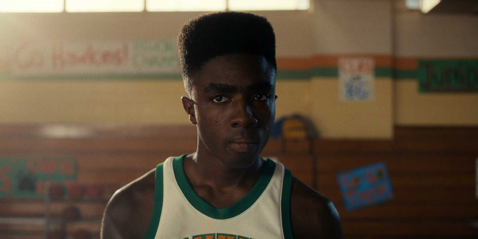Lucas Sinclair, ko attēlo Kalebs Maklavlins, spēlējot basketbolu