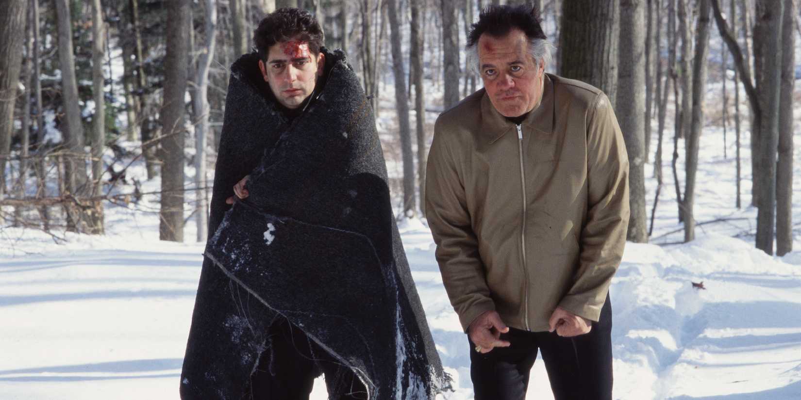 Christopher e Paulie caminhando por um campo de neve nos sopranos.
