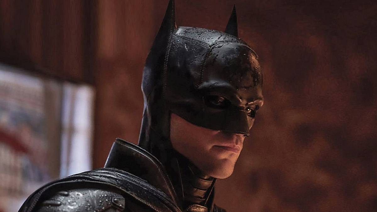 The masked vigilante Batman (Robert Pattinson) investigates a crime scene in The Batman