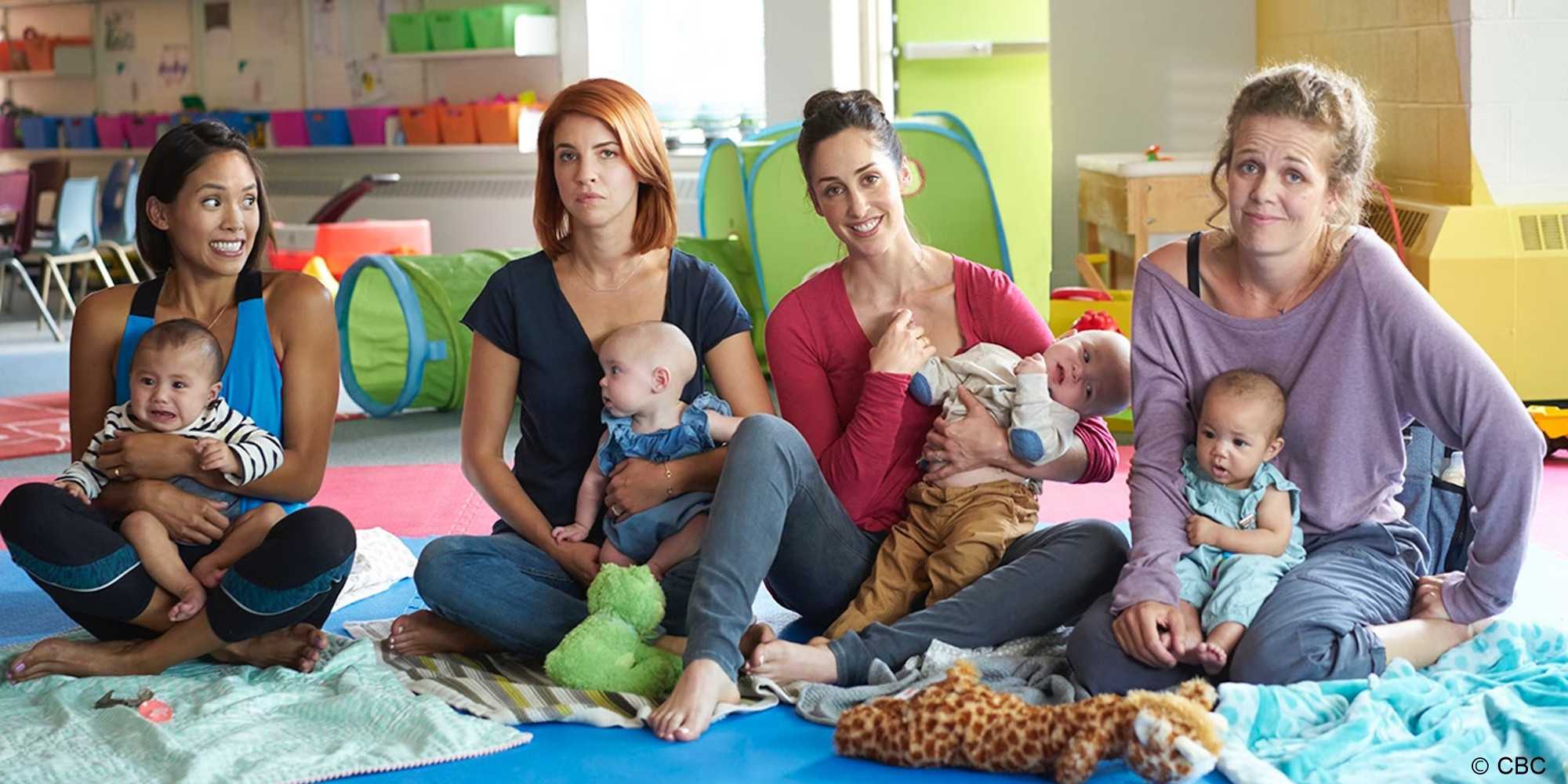 Jessalyn Wanlim, Dani Kind, Catherine Reitman e Juno Rinaldi sentadas com seus bebês em Workin' Moms