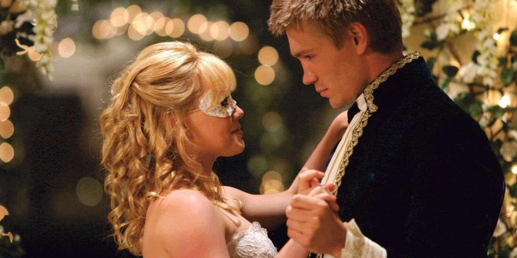 Sam and Austen, played by the actors Hilary Duff and Chad Michael Murray, dancing together in a masquerade ball in a history of Cinderella.