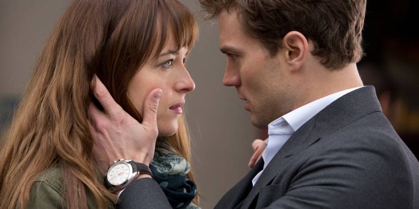 Dakota Johnson dan Jamie Dornan sebagai Anastasia dan Christian saling menatap dalam Fifty Shades of Grey