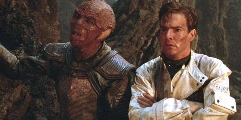 Denis Quaid next to an alien in Enemy Mine