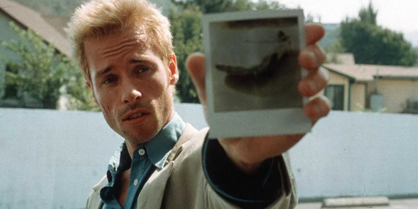 Guy Pierce holding up a polaroid in Memento.
