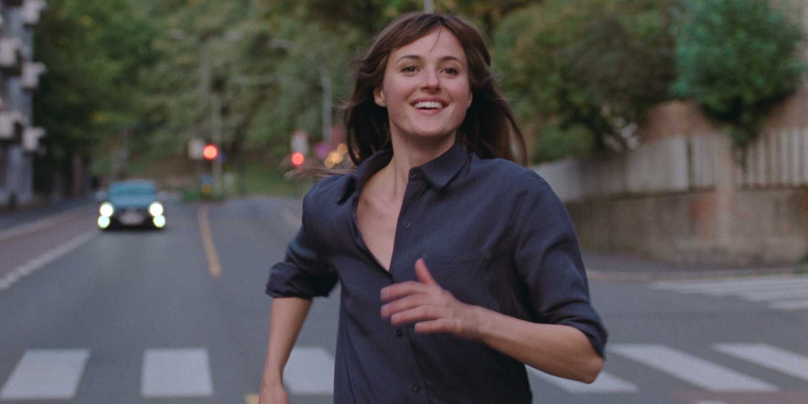 Renate Reinsve as Julie running down the street in The Worst Person in the World.