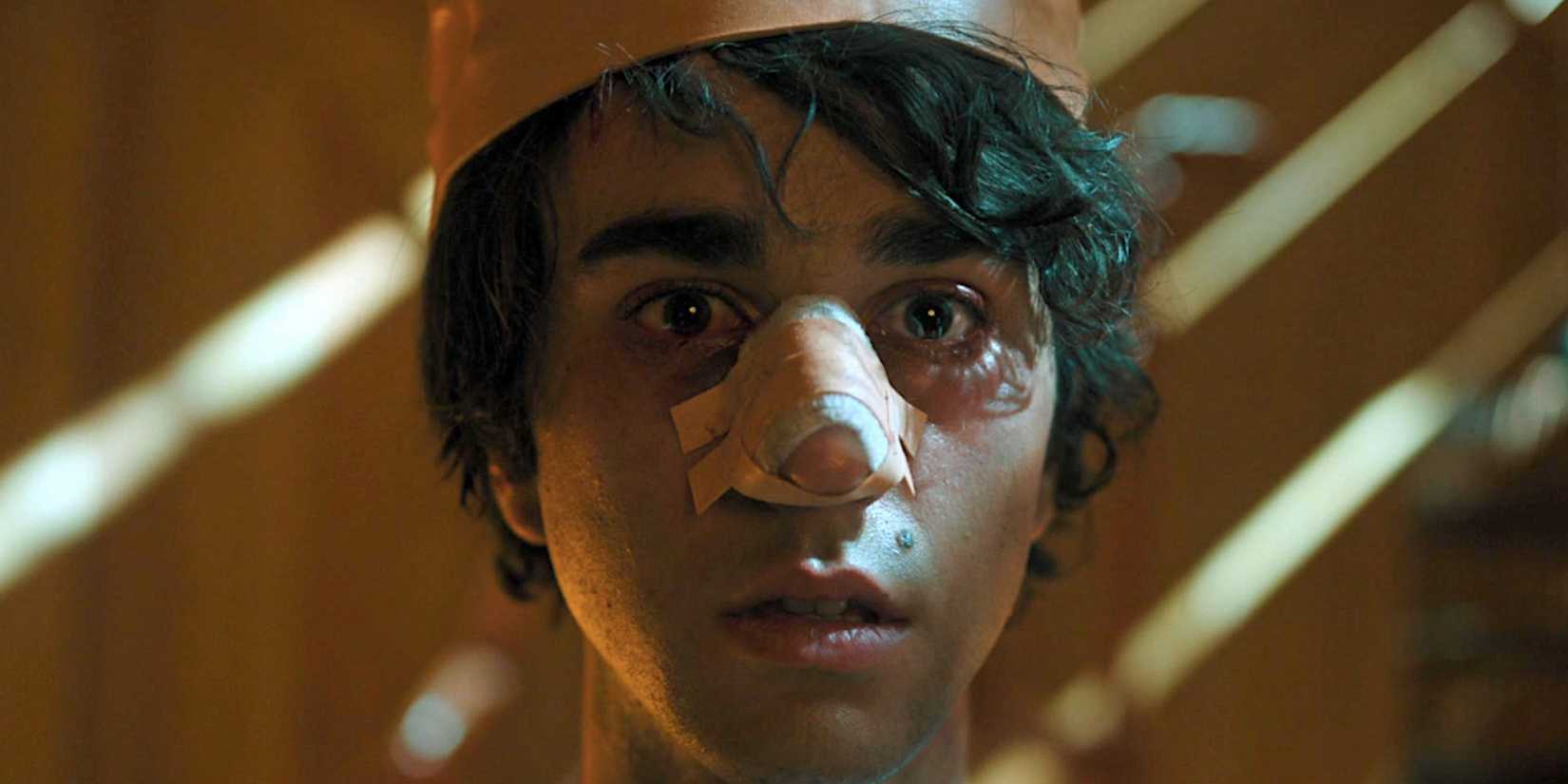 Peter con una corona de papel que se ve conmocionada en hereditaria