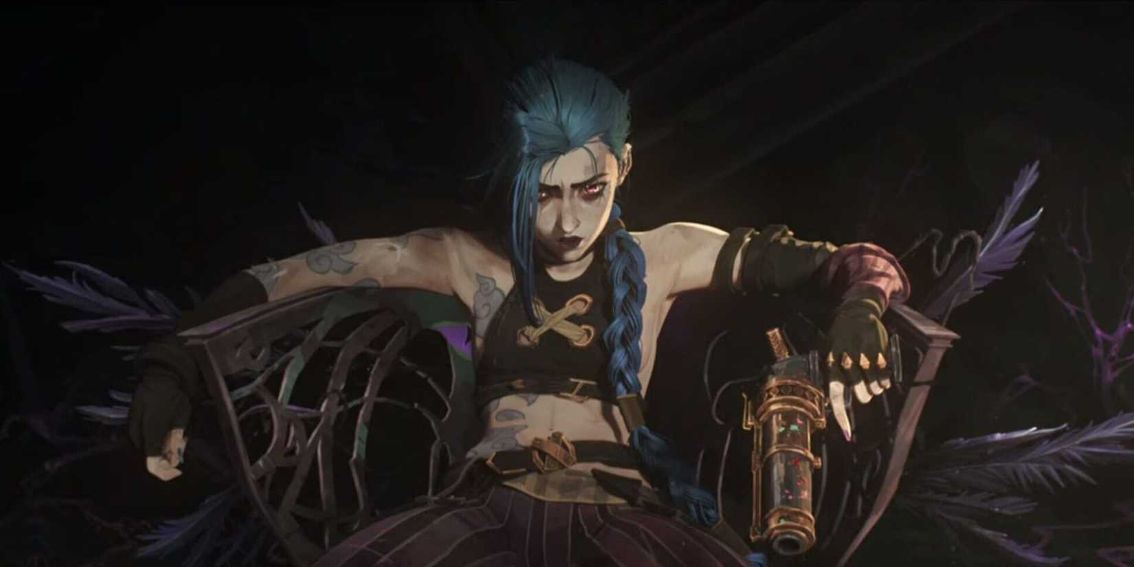 Jinx (Ella Purnell) sedang duduk di kursi sambil memegang dua senjata di Arcane Season 1.