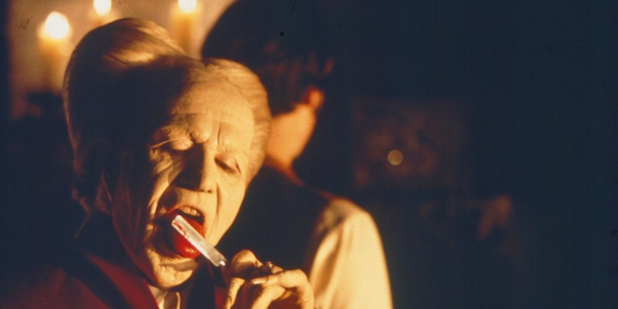 Gary Oldman como o Conde Drácula lambendo uma lâmina de barbear com sangue em Drácula de Bram Stoker (1992)