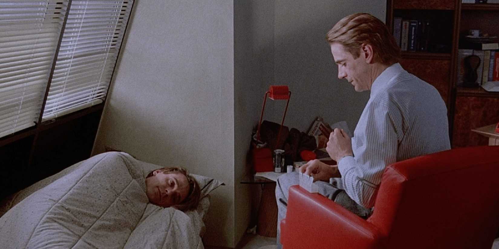 Elliot and Beverly comforting each other in 'Dead Ringers.'