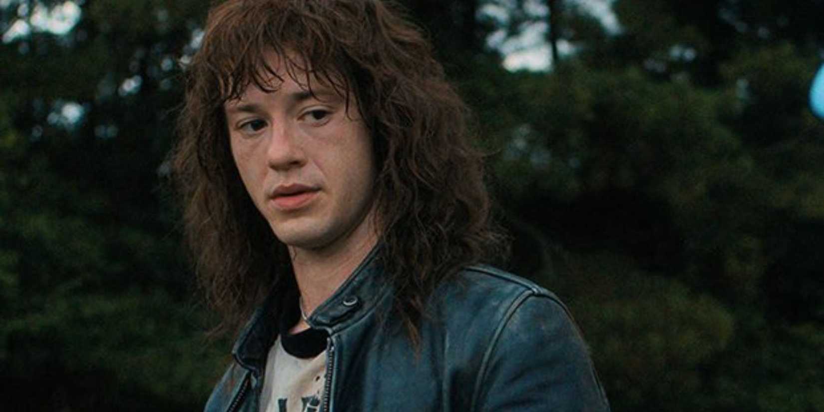 Eddie Munson de Stranger Things dans le premier, regardant Chrissy, l'air sérieux.