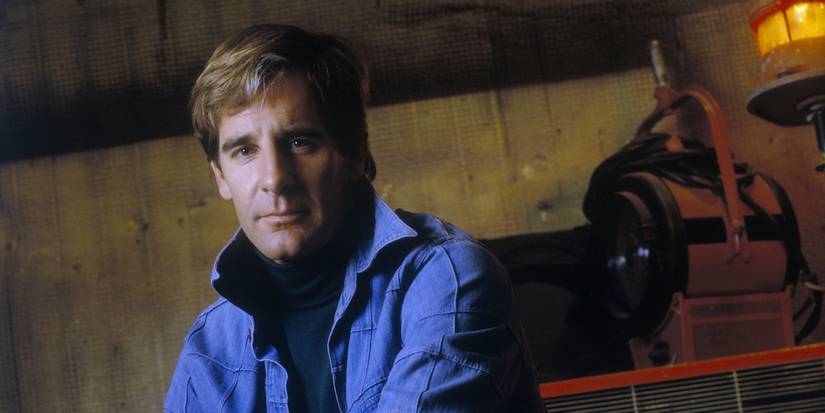 Scott Bakula in Quantum Leap sitting and looking at the camera.