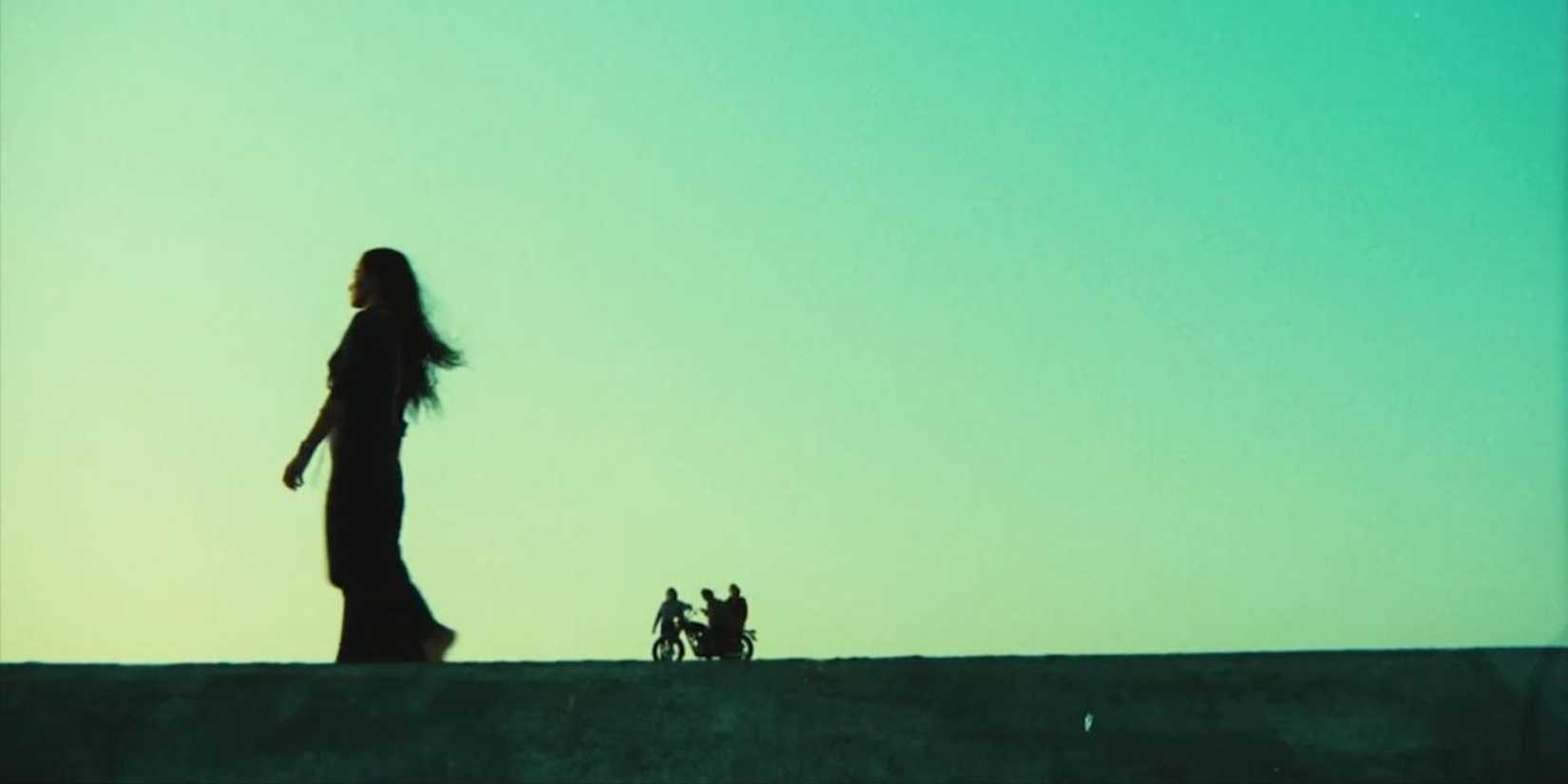A silhouette of a woman walking in The Other Side of the Wind - 2018