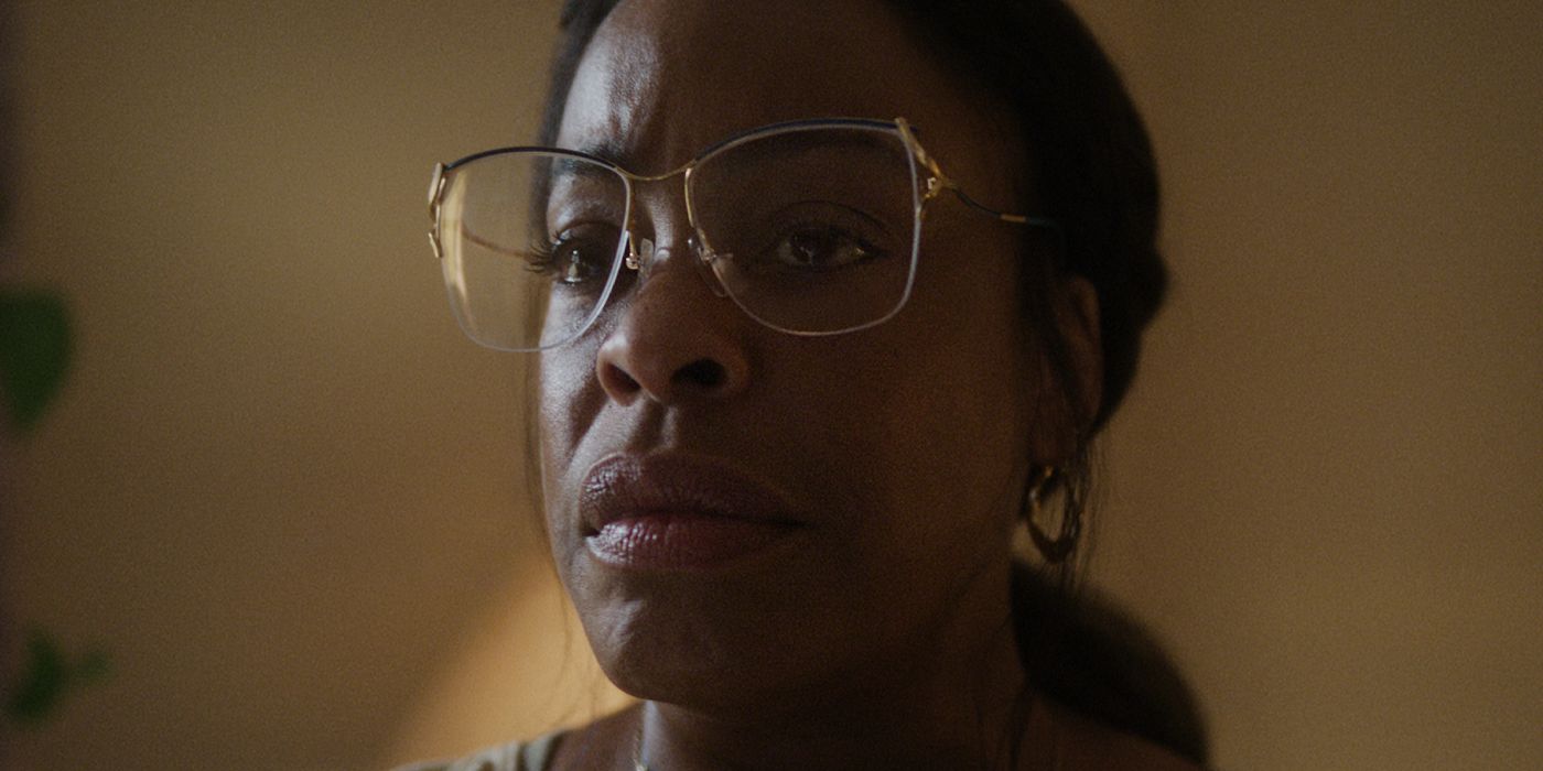 Niecy Nash-Betts as Glenda wearing glasses in Dahmer – Monster: The Jeffrey Dahmer Story