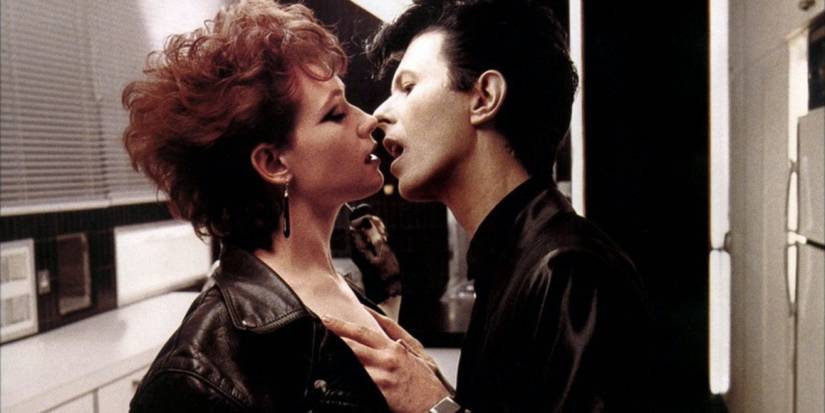 two people about to kiss in 'the hunger'