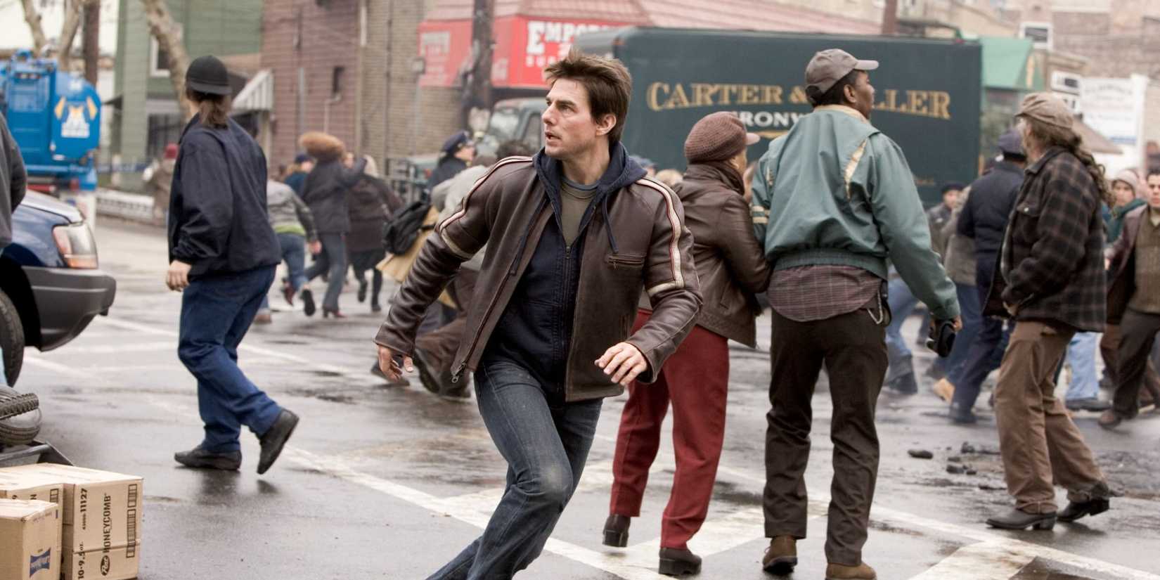 Ray Farrier (Tom Cruise) runs for his life as people all around him flee in different directions.