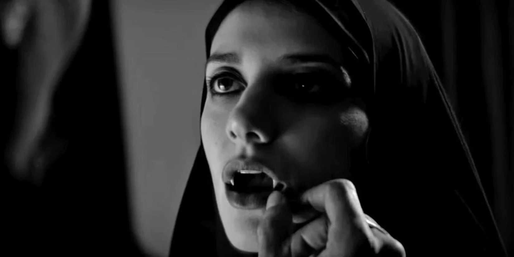 Sheila Vand sebagai The Girl, seorang wanita muda bertaring yang mengenakan cadar di A Girl Walks Home Alone at Night