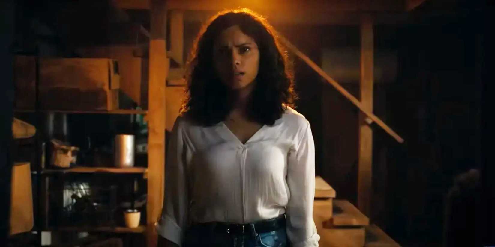 13 filmes para assistir em uma Sexta-Feira 13 6 Georgina Campbell como Tess Marshall em pé em um porão em Barbarian
